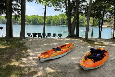 Photo 3 - Lakeside Getaway includes Hot Tub (pet friendly)