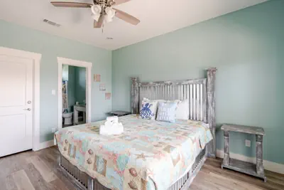 Photo 3 - King Bed, Fireplace. Sleeps 8