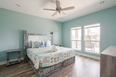 Photo 4 - King Bed, Fireplace. Sleeps 8