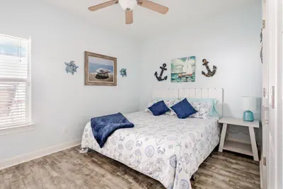 Photo 3 - Gulf Views, Steps to Beach, 2 King Beds, 3Bd/2Bth