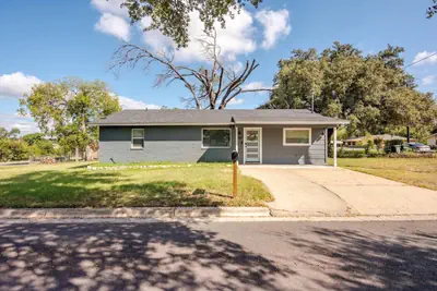 Photo 2 - Remodeled 4BR/2BA – Steps from Georgetown Square