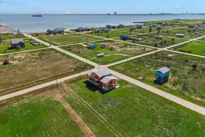 Photo 3 - Unit A of Crystal Beach's Premier Triplex 2Bd/1Bth