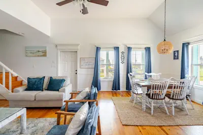 Photo 5 - Beach Views, 3 King Suites, 15 Guests - Sunzout