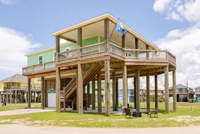 Photo 2 - King Bed, Beach Views, The Lost Salt Surf Shack