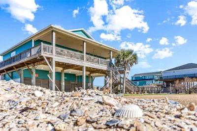 Photo 2 - Beachfront • Fire Pit • Gourmet Kitchen • Views