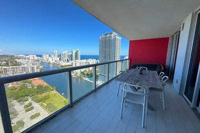 Photo 2 - Exceptional 2 bedroom PH Incredible View