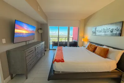 Photo 5 - Exceptional 2 bedroom PH Incredible View