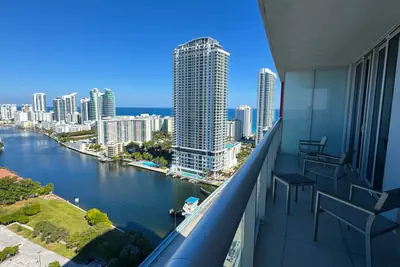 Photo 2 - Elegant 1BR Apartment at Beachwalk Resort