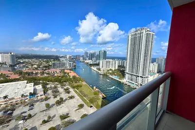 Photo 4 - Beachwalk Luxury Studio