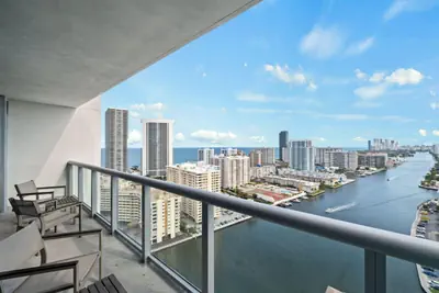 Photo 5 - High-Floor Beach Retreat