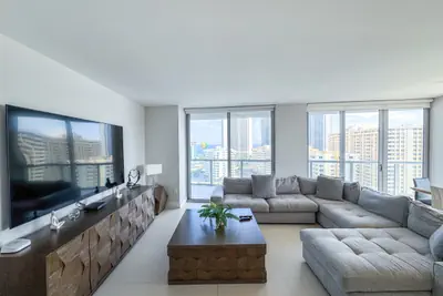 Photo 2 - Luxury 3-bedroom condo with pool