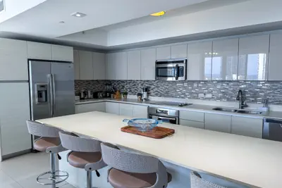Photo 5 - Luxury 3-bedroom condo with pool