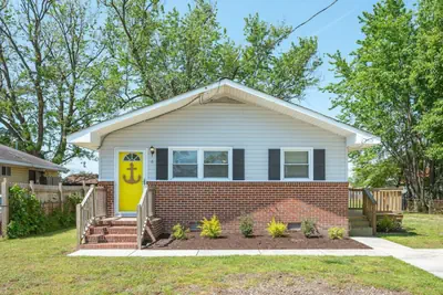 Photo 4 - Buckroe Bungalow · #Buckroe Bungalow ~Escape to the Beach 2mins Away!
