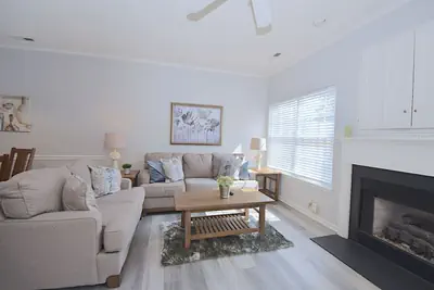 Photo 5 - ♥️Coastal Getaway♥️~Large Clean-n-Cozy 3Bdrm Home