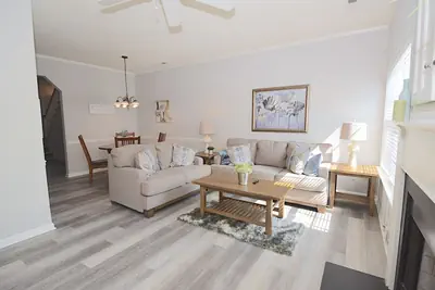 Photo 4 - ♥️Coastal Getaway♥️~Large Clean-n-Cozy 3Bdrm Home