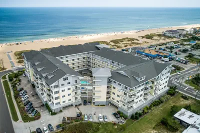 Photo 5 - 4BR Waterfront Penthouse | Pool & Views