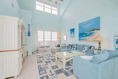 Photo 2 - 4BR Waterfront Penthouse | Pool & Views
