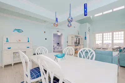 Photo 3 - 4BR Waterfront Penthouse | Pool & Views