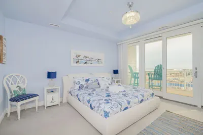 Photo 4 - 4BR Waterfront Penthouse | Pool & Views
