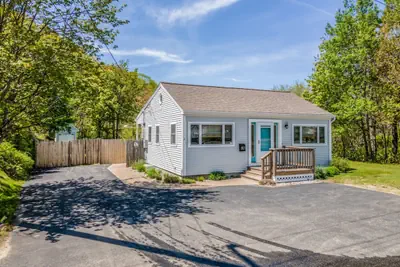 Photo 2 - Elegant Orchard Retreat: Generous Yard & Patio