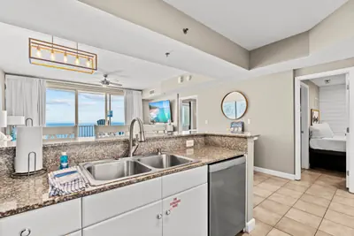 Photo 4 - Spacious 2-Bedroom Beachfront Resort Getaway!