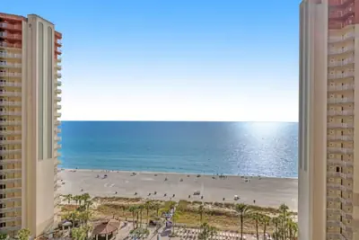 Photo 2 - Spacious 2-Bedroom Beachfront Resort Getaway!
