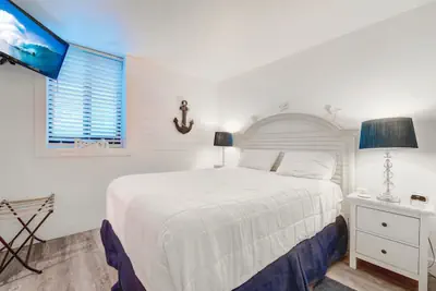 Photo 3 - Sunbird Resort: Stunning Fully Remodeled Beachfront Condo! Free Beach Chair Service