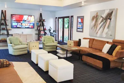 Photo 2 - Skyhill Oasis New Lux Designer Modern