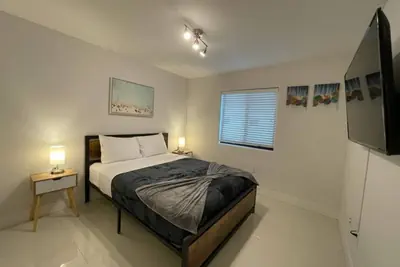 Photo 5 - Upstairs 2bed/1 bath apt w/parking little habana