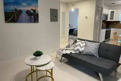 Photo 2 - Upstairs 2bed/1 bath apt w/parking little habana