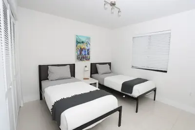 Photo 5 - 2 bed/1 bath apart with parking on great location!