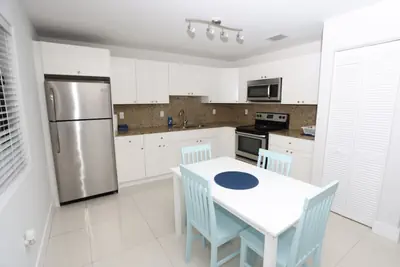 Photo 2 - 2 bed/1 bath apart with parking on great location!