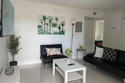 Photo 2 - Lovely 2/1 apt on great location with parking