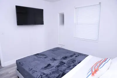 Photo 2 - Lovely 1-bed apt with private patio & parking