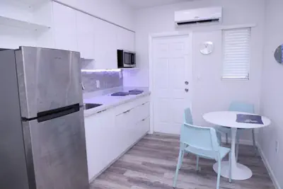 Photo 5 - Lovely private studio with patio & parking