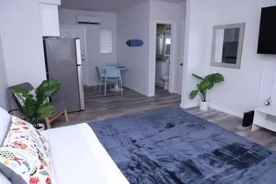 Photo 4 - Lovely private studio with patio & parking
