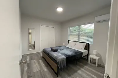 Photo 5 - 1bed/1bath apt w/ parking & patio great location !
