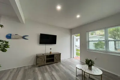 Photo 2 - 1bed/1bath apt w/ parking & patio great location !