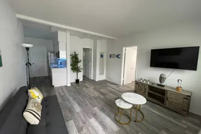 Photo 2 - Modern 1bed/1bath apt w/ patio & parking