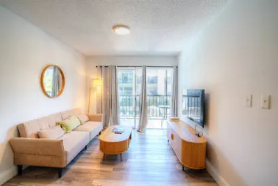 Photo 2 - 2 bed/2bath apt near beach w/pool & parking