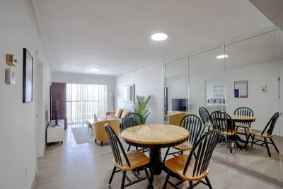 Photo 5 - 2bed/2bath near beach with pool & parking