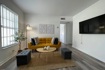 Photo 4 - Remodeled 2bed 1 bath apt w/park great location