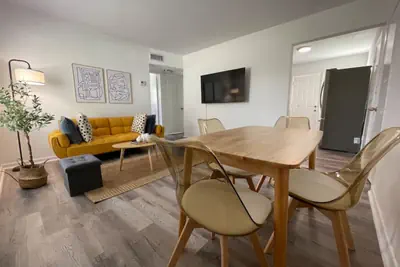 Photo 5 - Remodeled 2bed 1 bath apt w/park great location