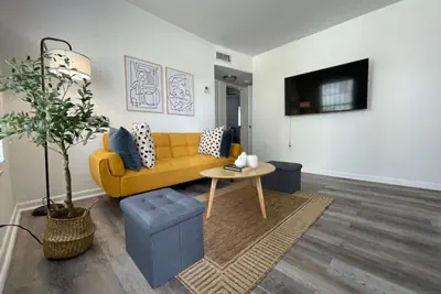 Photo 3 - Remodeled 2bed 1 bath apt w/park great location
