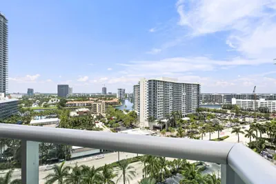 Photo 4 - Spacious & Modern apt for a family beach vacation