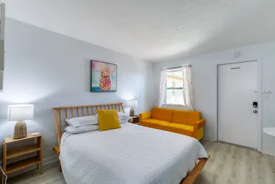 Photo 2 - 6 Pineapple Shores Retro Inn Queen Studio