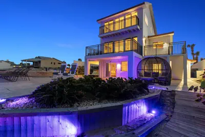 Photo 5 - Pool, 7 Bedrooms, Direct Oceanfront, 4 Kitchens