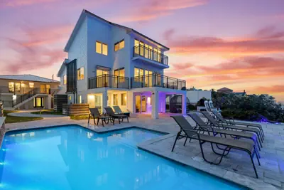 Photo 2 - Pool, 7 Bedrooms, Direct Oceanfront, 4 Kitchens