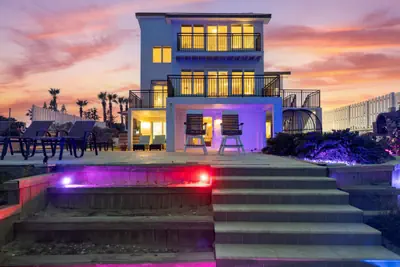 Photo 4 - Pool, 7 Bedrooms, Direct Oceanfront, 4 Kitchens