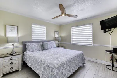 Photo 5 - 3 bedroom 2 bath Pet Friendly Ocean View 4 houses from beach